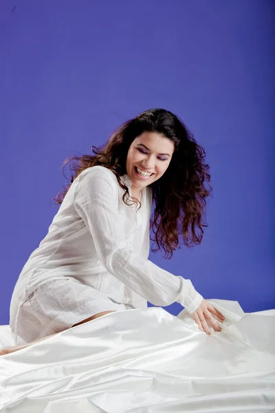 Krásná žena v posteli — Stock fotografie
