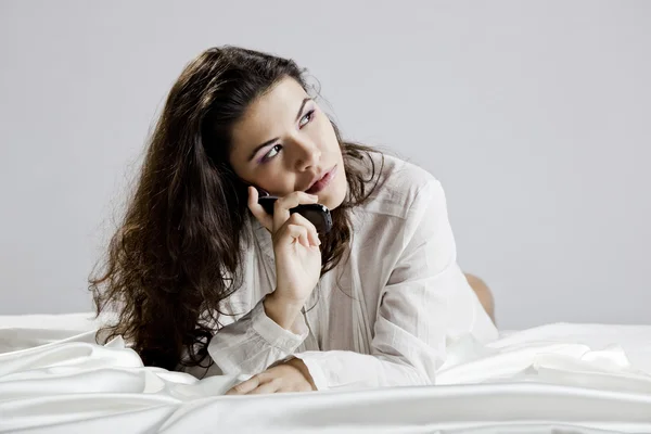 Chica con un teléfono celular — Foto de Stock