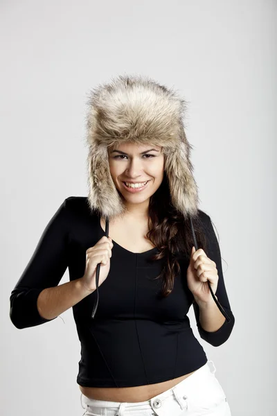 ผู้หญิงที่มีหมวกขนสัตว์ — ภาพถ่ายสต็อก