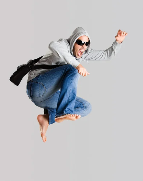 Genç adam atlama — Stok fotoğraf