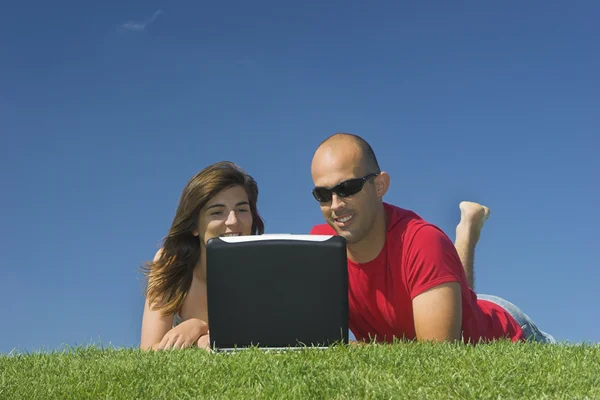 Namorados com um laptop — Fotografia de Stock