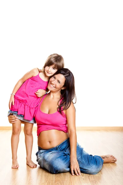 Schwangere Frau mit ihrer Tochter — Stockfoto