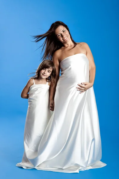 Těhotná žena se svou dcerou — Stock fotografie