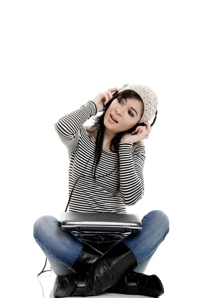 Ecouter musique avec un ordinateur portable — Photo