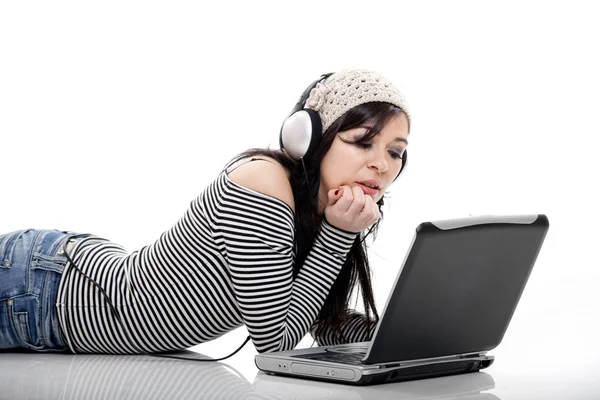 Escuchar música con un ordenador portátil —  Fotos de Stock