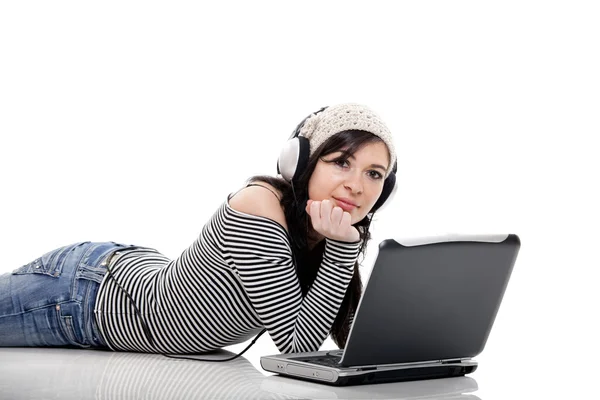 Luisteren muziek met een laptop — Stockfoto