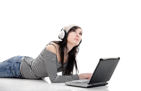 Bir dizüstü bilgisayar ile müzik dinleyin — Stok fotoğraf