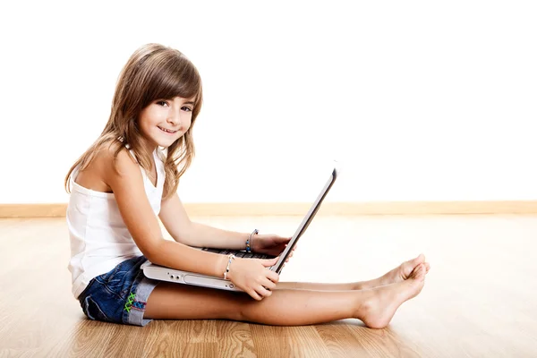 Dítě hraje s notebookem — Stock fotografie