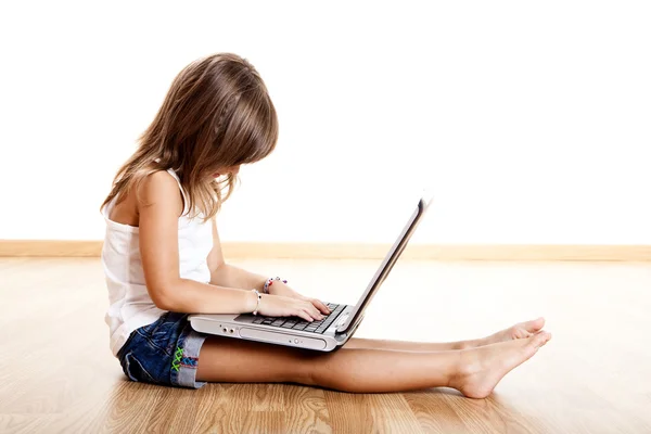 Bir dizüstü bilgisayar ile oynayan çocuk — Stok fotoğraf