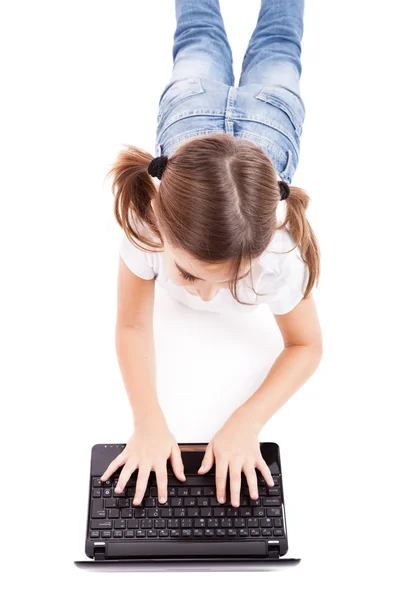 小小女学生用一台笔记本电脑 — 图库照片