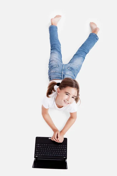 Lilla student tjej med en bärbar dator — Stockfoto
