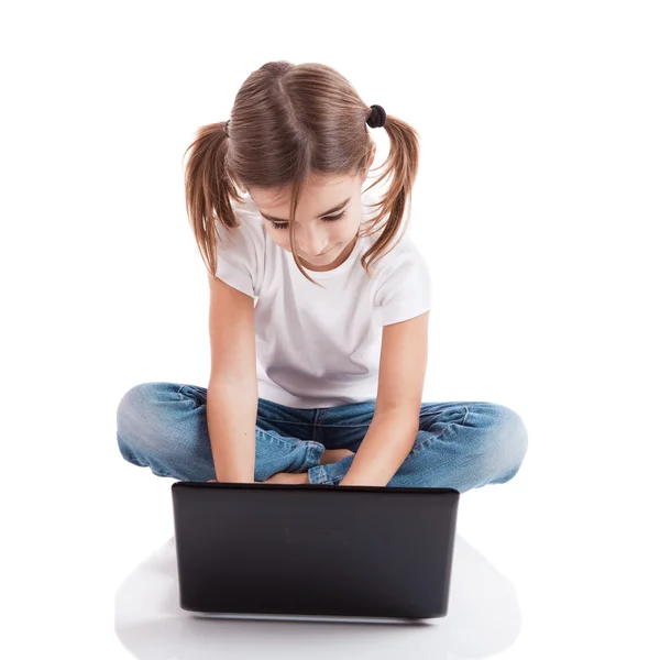 Piccola studentessa con un computer portatile — Foto Stock