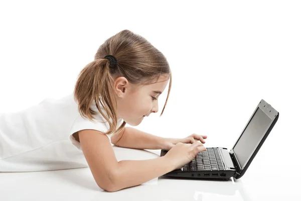 Bir dizüstü bilgisayar ile küçük öğrenci kız — Stok fotoğraf