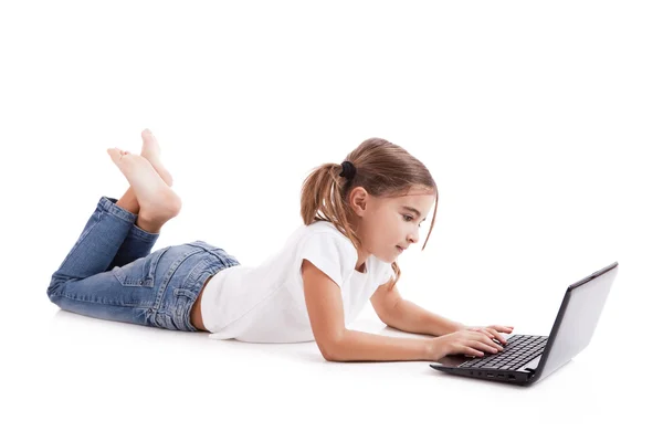 Kleines Studentenmädchen mit Laptop — Stockfoto