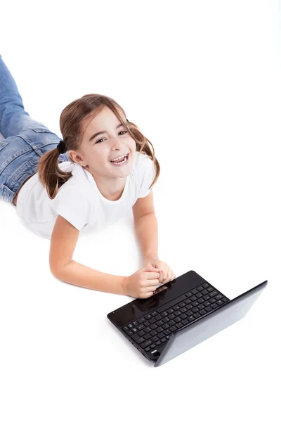 小小女学生用一台笔记本电脑 — 图库照片