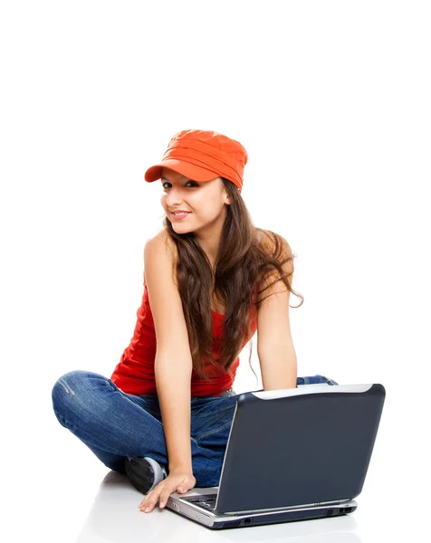 Подросток, работающий с ноутбуком — стоковое фото