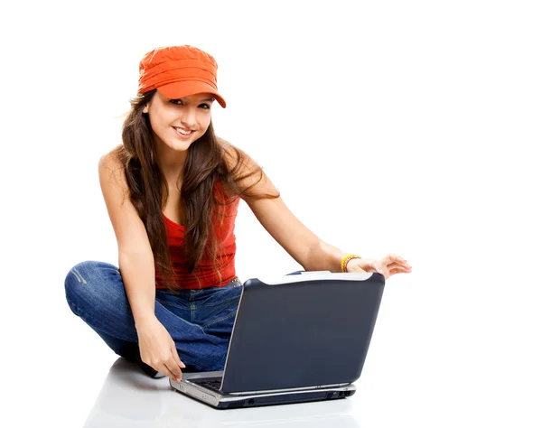 Підліток працює з ноутбуком — стокове фото