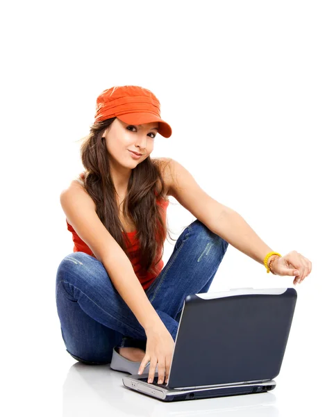 Teenager arbeitet mit Laptop — Stockfoto