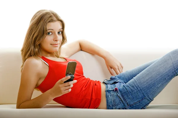 Молода жінка з мобільним телефоном — стокове фото