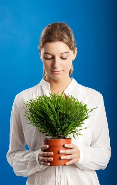 Mulher com uma planta — Fotografia de Stock