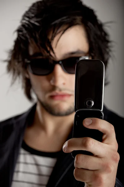Un tipo con un teléfono celular — Foto de Stock