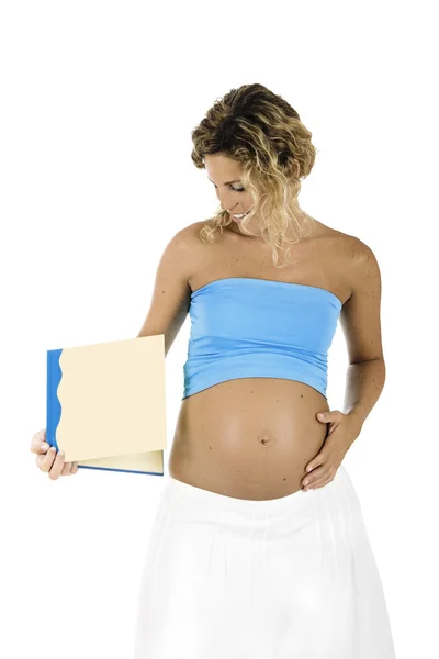 Беременная женщина с книгой в руках — стоковое фото