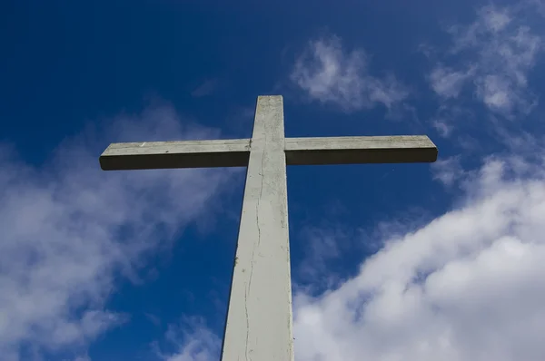 Крест на облачном небе — стоковое фото