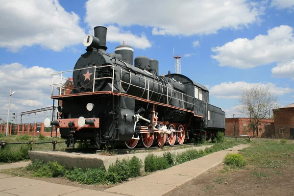 最初の蒸気機関車マグニトゴルスク ロシアの記念碑 — ストック写真