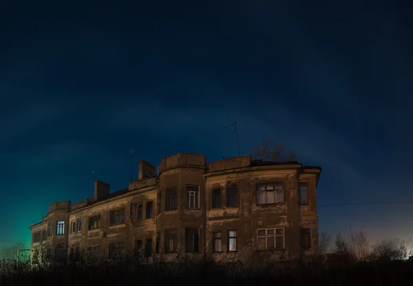 밤에 오래 된 집 — 스톡 사진