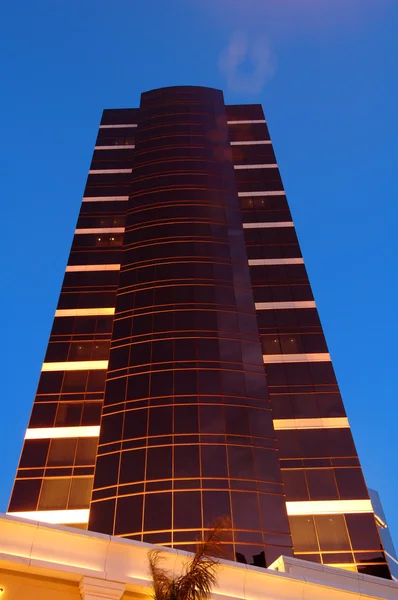 Nacht van commercieel gebouw — Stockfoto