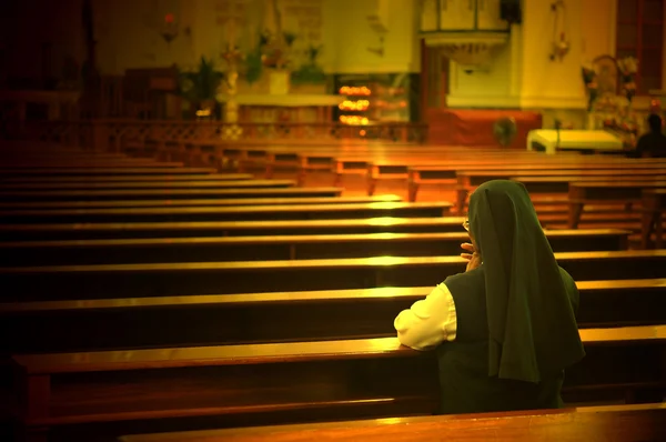 Молящаяся сестра — стоковое фото