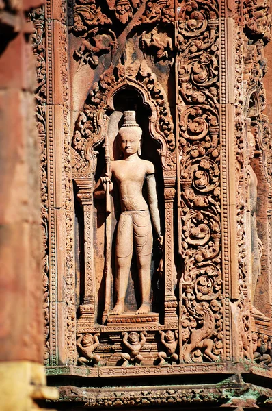 在 mandapa 上雕刻的雕像 — 图库照片