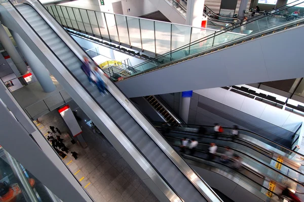 Escaleras mecánicas en aeropuerto — Foto de Stock