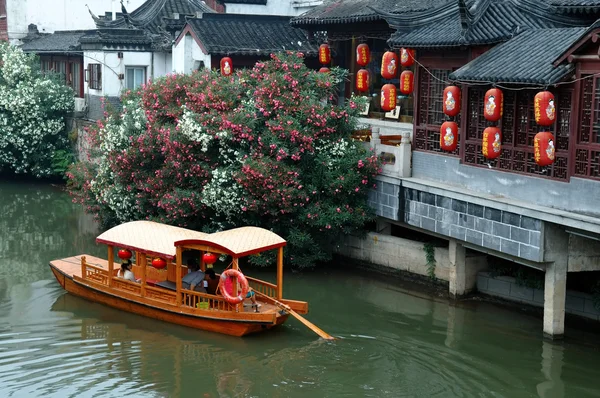 Човен в річці Qinhuai, Нанкін — стокове фото