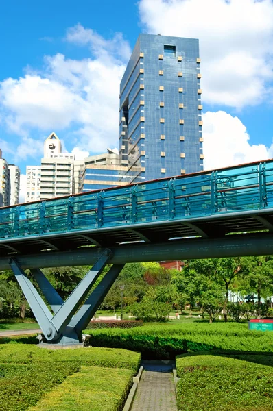 Citypark içinde overbridge — Stok fotoğraf