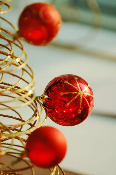 Красные рождественские лампочки — стоковое фото