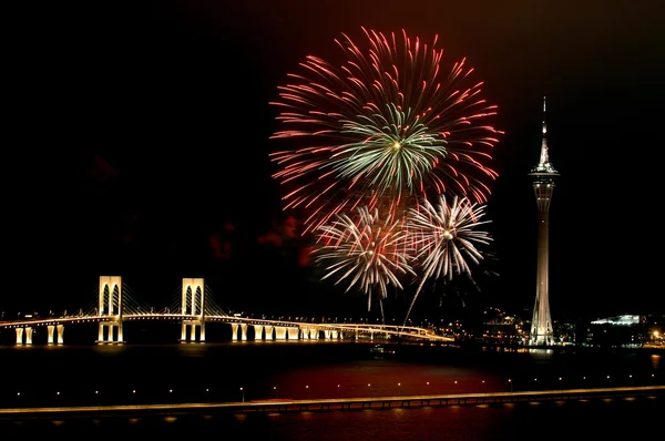 Obchody nowego roku z fajerwerkami — Zdjęcie stockowe