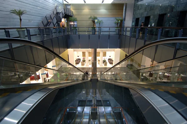 Las escaleras mecánicas en el centro de entretenimiento —  Fotos de Stock