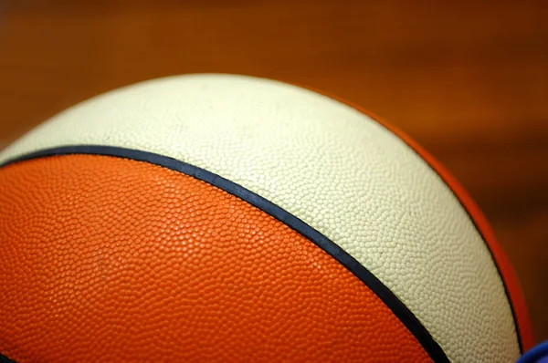 Basketball auf dem Platz — Stockfoto
