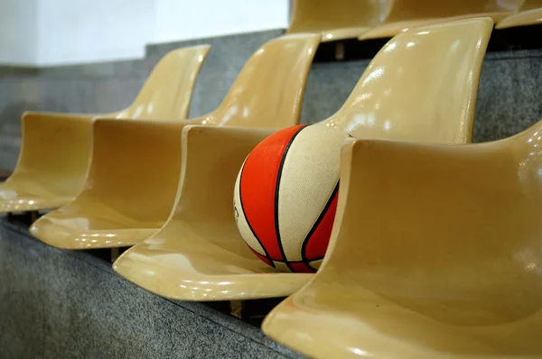 Stühle mit Basketball — Stockfoto