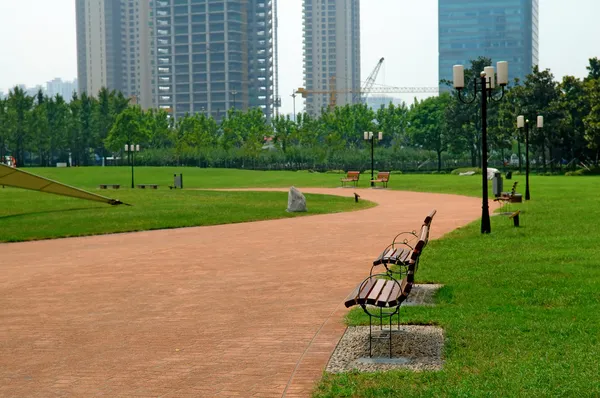 Walk way in city park — Stock Photo, Image