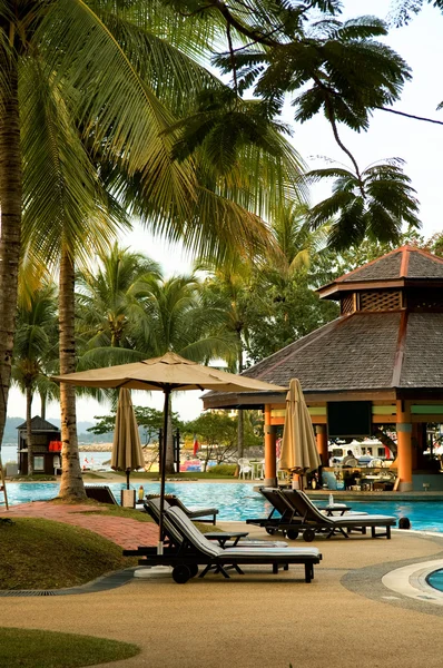 热带度假村的游泳池 — 图库照片