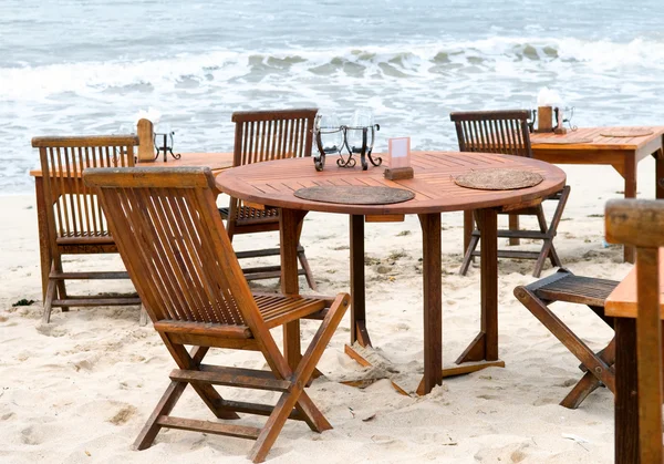 Table set at beach — Stock Photo, Image