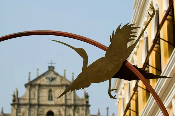 Statue of egret and Cathedral — Stock Photo, Image