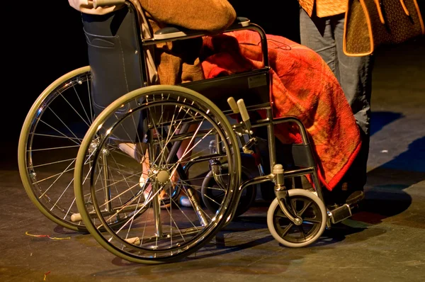 坐在轮椅上的残疾的女人 — 图库照片
