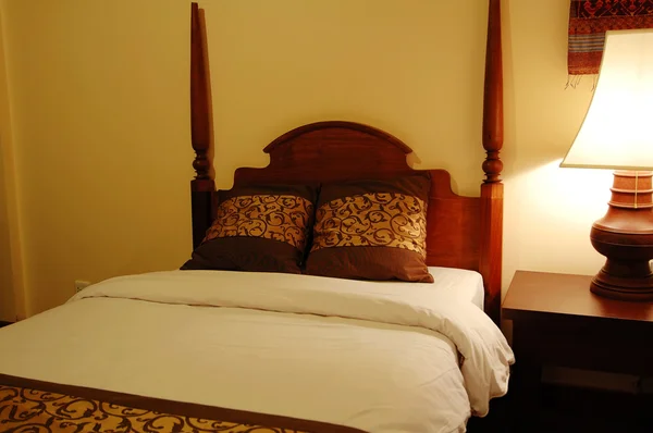 Кровать и настольная лампа — стоковое фото