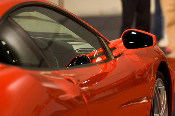 Specchio laterale destro di auto rosso lucido — Foto Stock