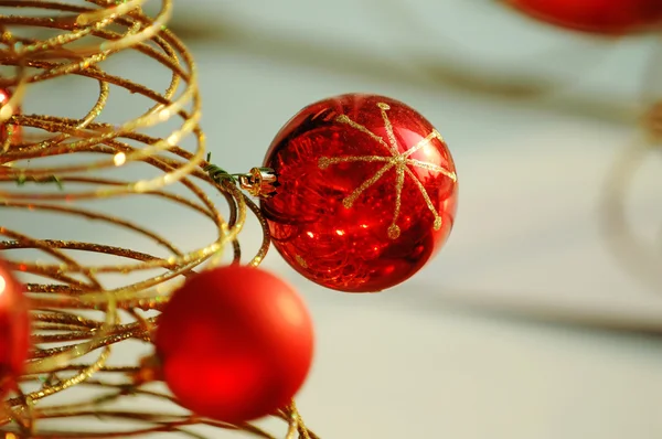 Červená vánoční žárovky — Stock fotografie