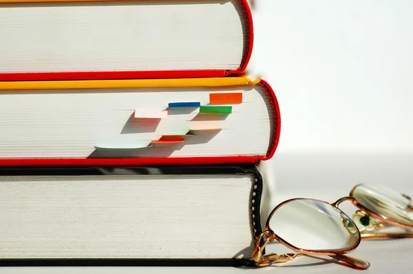 Tre böcker och glasögon — Stockfoto