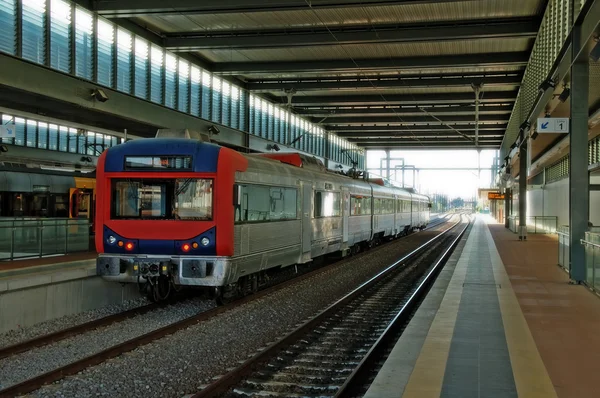 Tåg vid stationen — Stockfoto